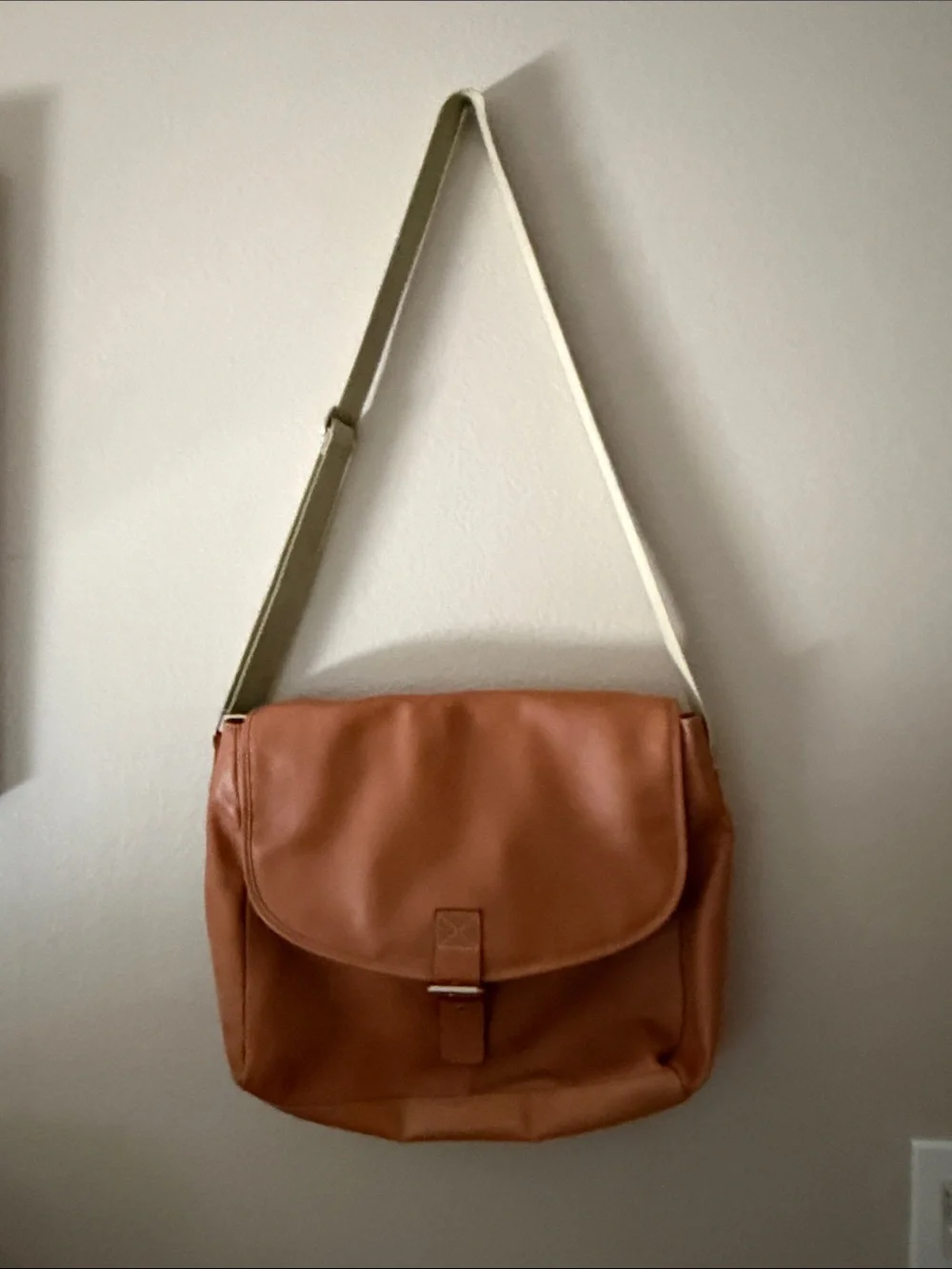 Men's Brown Leather Messenger Bag with Adjustable Shoulder Strap